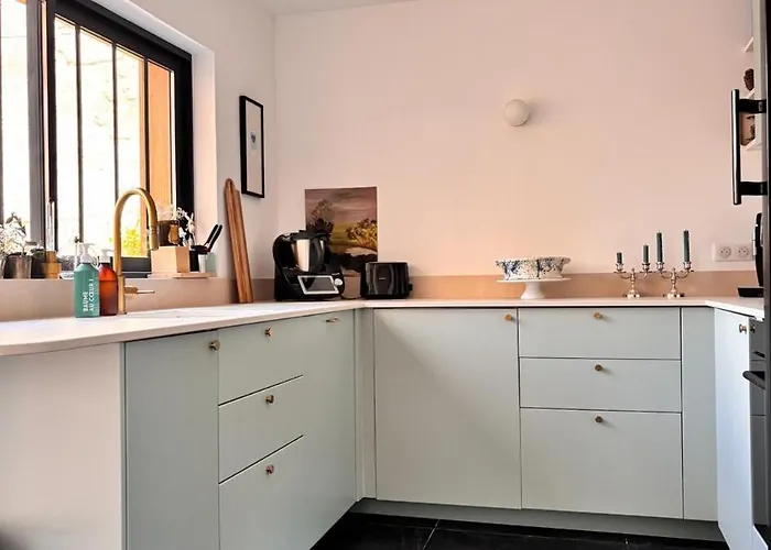 Large House, Very High Standing Bordeaux